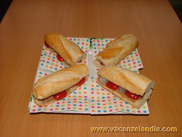 baguette_pate_tonno_pomodorini_cipolline