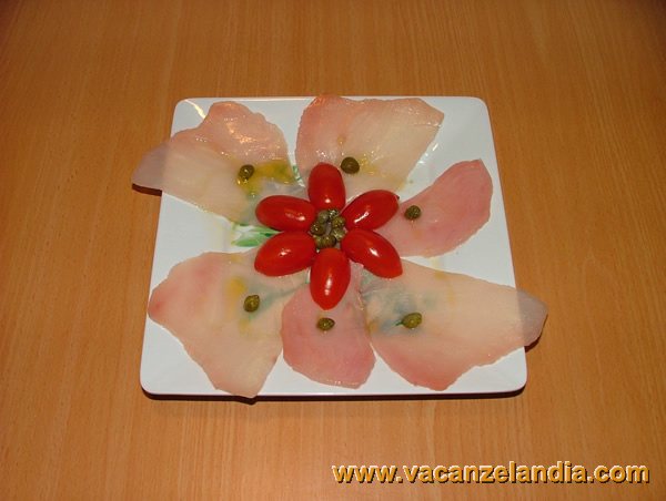 carpaccio_tonno_bianco_datterini_capperi