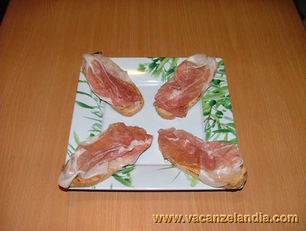 crostini_scalogno_prosciutto