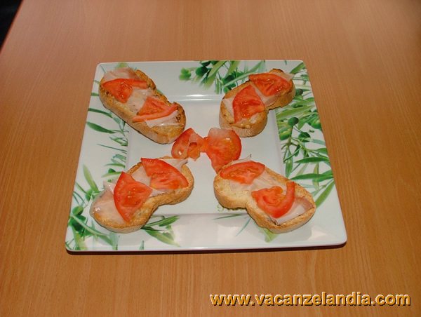 crostini_lardo_colonnata_pomodoro