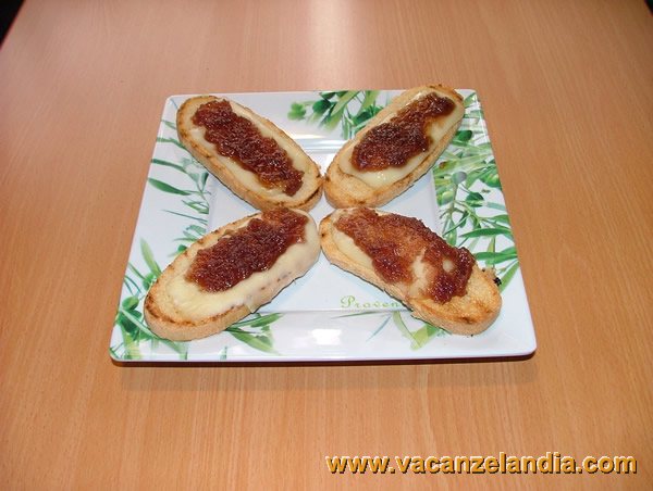 crostini_taleggio_senapata_cipolle