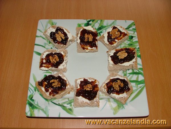 quadrotti_robiola_noci_salsa_pere_williams_aceto_balsamico
