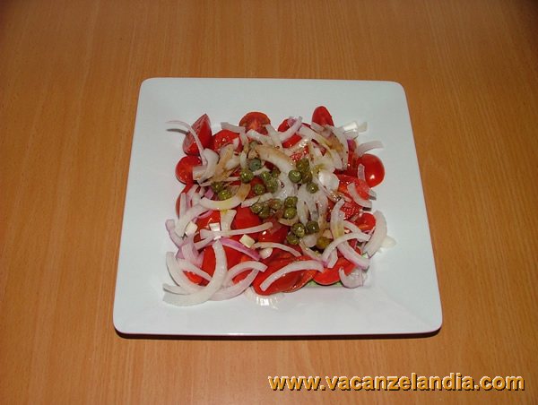 insalata_pomodorini_cipolla_capperi