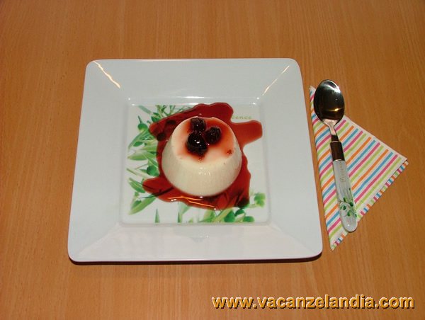 budino_cioccolato_bianco_visciole_cantiano