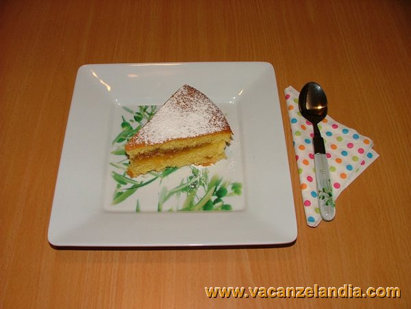torta_confettura_mele_petali_rosa