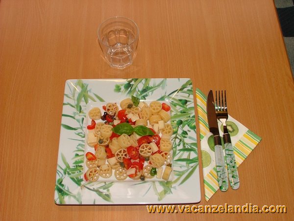 pasta_fredda_pomodorini_olive_capperi_montasio