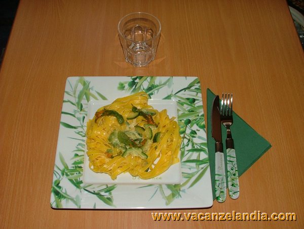 tagliatelle_zafferano_zucchine_fiori_zucca
