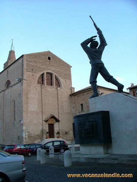 09 - Marche - Corridonia - piazza Filippo Corridoni - chiesa San Francesco facciata e statua Corridoni