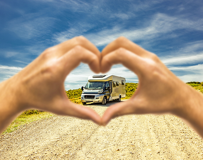 camper cuore mani 700 web