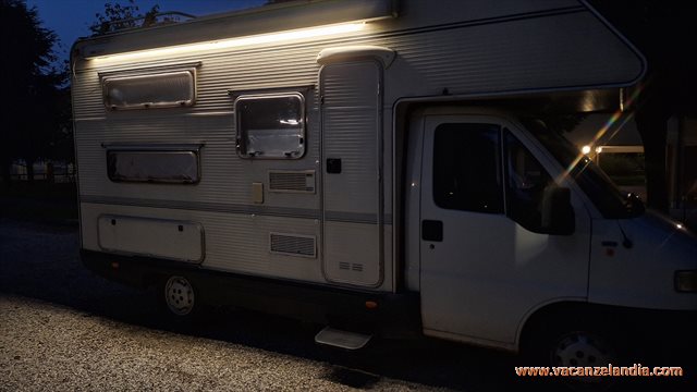 montaggio striscia led camper 01