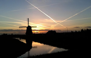 olanda Volendam scorcio mulini tramonto