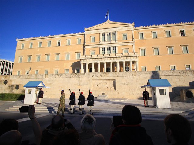 grecia atene piazza costituzione cambio guardia