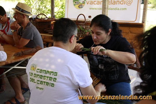 marche_cantiano_raduno_camping_ginestre_catria_corso_intrecciatura_cestini_realizzazione_barchette_6