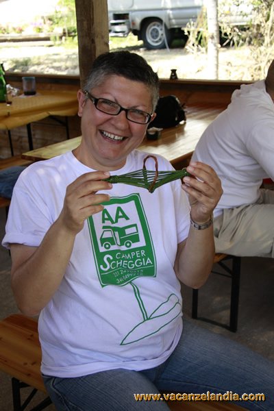 marche_cantiano_raduno_camping_ginestre_catria_corso_intrecciatura_cestini_realizzazione_barchette_7