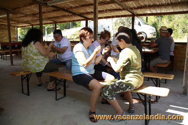 marche_cantiano_raduno_camping_ginestre_catria_corso_intrecciatura_cestini_realizzazione_barchette_8