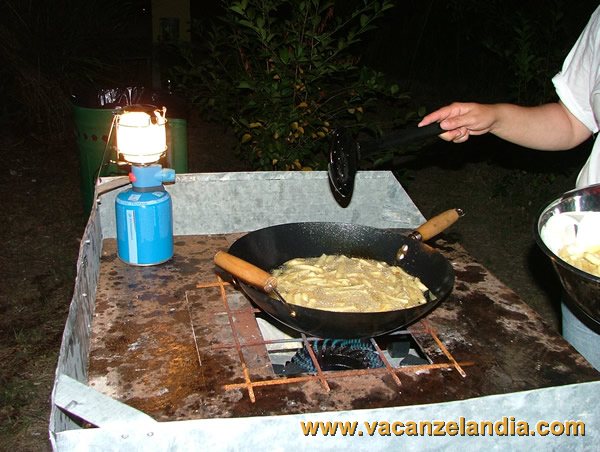 marche_cantiano_raduno_camping_ginestre_catria_patate_fritte