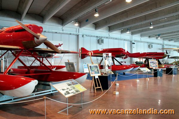 028   Lazio   Lago di Bracciano   Vigna di Valle   Museo Aeronautica Militare   museo interno